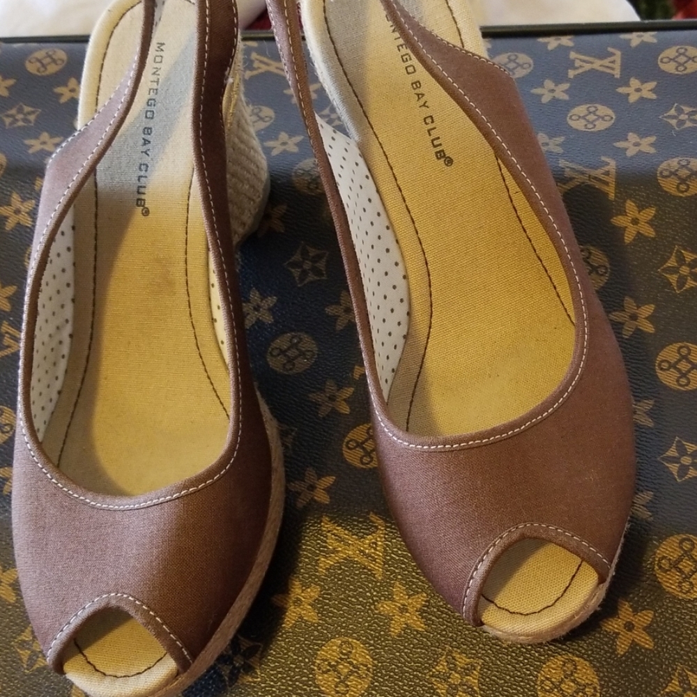Brown wedges in great condition